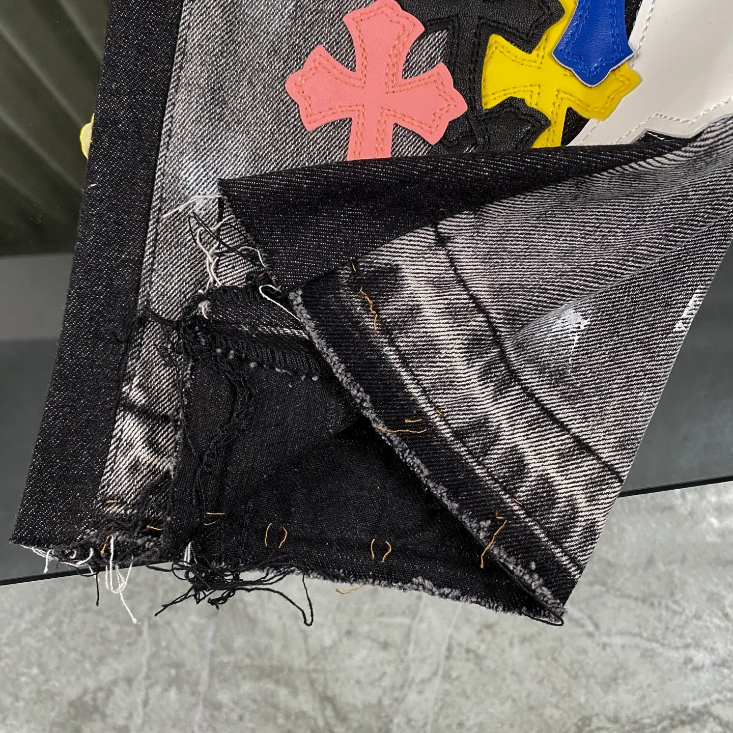 P330 CH Chromehearts colorful spliced ​​cross patch leather retro hand-painted splash-ink jeans, counter price 34W level, patch cross flower embellishment, washed jeans! ! An absolutely high-end luxury product, a 1.9W-level god-level single product, a super popular product, made by top heavy industry, a magic weapon that cannot be missed! [About Zangyin] This is an extremely luxurious fashion brand that can also be called the aristocracy of the high street. It has always been an exclusive brand for some hipsters or rich second generations. Compared with ordinary high streets, it is more luxurious and noble. Compared with luxury brands, it is more fashionable and individual. It has always been a brand that I have a special liking for. [Top heavy industry fashion design] Consistently high-street luxury style. Speaking of this style, the Zangyin family and GU family are definitely the leading representative brands. Especially the Zangyin family has really achieved a state-of-the-art effect in creating high-street style. The unique washed material is used to create this style. The color system is already quite eye-catching. After it is decorated with patchwork cross flowers, it cleverly highlights the charm of the brand. Secondly, this style uses classic The high-waist cutting design highlights the long legs and fashionable temperament of the upper body. The brand is highly recognizable and the slim fit configuration is more suitable for daily wear. It is a product that interprets personality, fashion, and specifications at a glance. This single product is enough to make any fan excited. It can be a white T-shirt for a youthful college style, or a tight suspender for a royal style. It has strong matching ability and can be easily controlled by men.  [Materials and craftsmanship] Needless to say, this point goes without saying. As an excellent craftsman brand, Zangyin’s requirements for details and craftsmanship are really perfect. The washed color of this model has gone through so many processes, not to mention the embellishment of denim appliques. It is also purely hand-made and sewn. Just like what they believe in, only hand-made things have soul and have the meaning of wear. A top-notch heavy-duty fashionable denim item, I look forward to your perfect interpretation! !  Color: black gray Size: 28-36